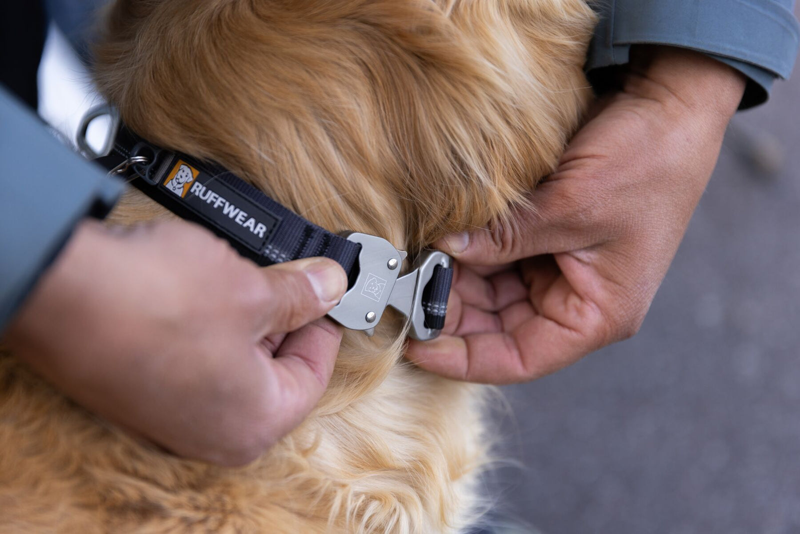 Hands demonstrating the Ruffwear Talon Buckle release on the Top Rope Dog Collar